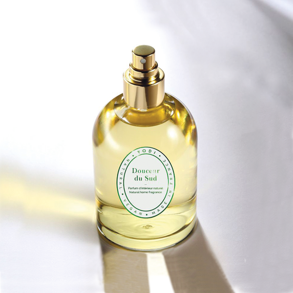 Spray parfum d'intérieur Douceur du Sud Yodi, flacon en verre dans la lumière