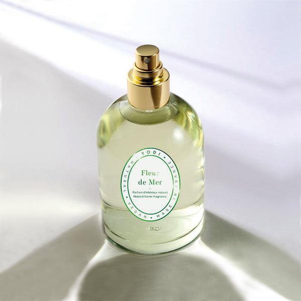 Spray parfum d'intérieur Fleur de Mer Yodi, flacon en verre sur fond clair
