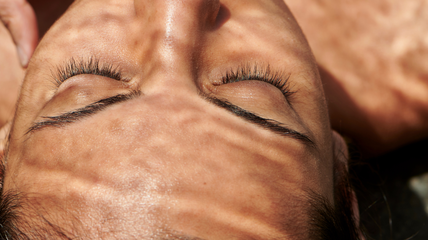 femme qui prend soleil apres spf vitamine c