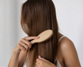 Faut-il se brosser les cheveux tous les jours ? La vraie réponse