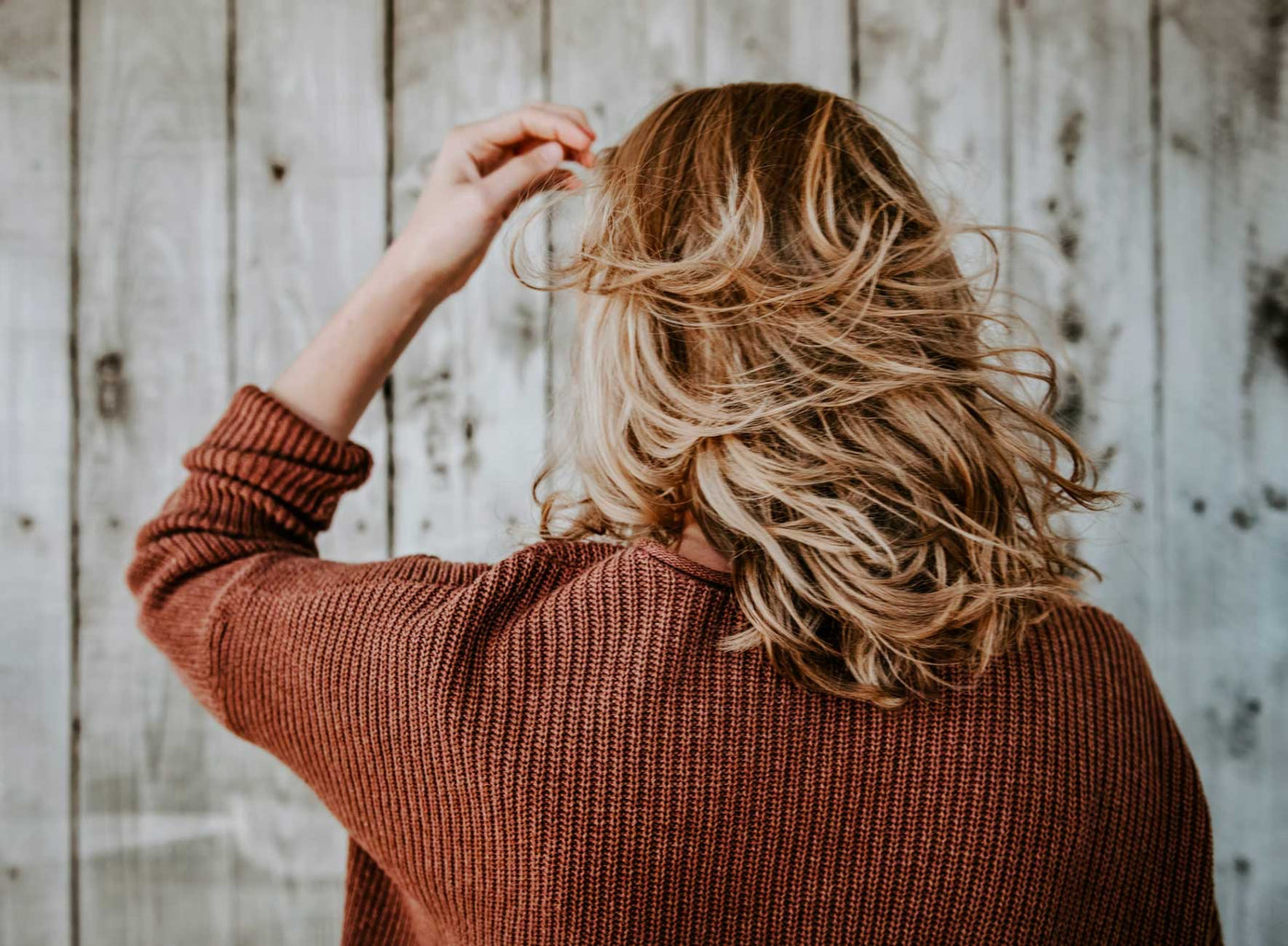 Cheveux fourchus : causes, gestes à éviter et solutions naturelles