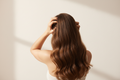 Cuir chevelu sensible : causes, gestes et soins pour l'apaiser
