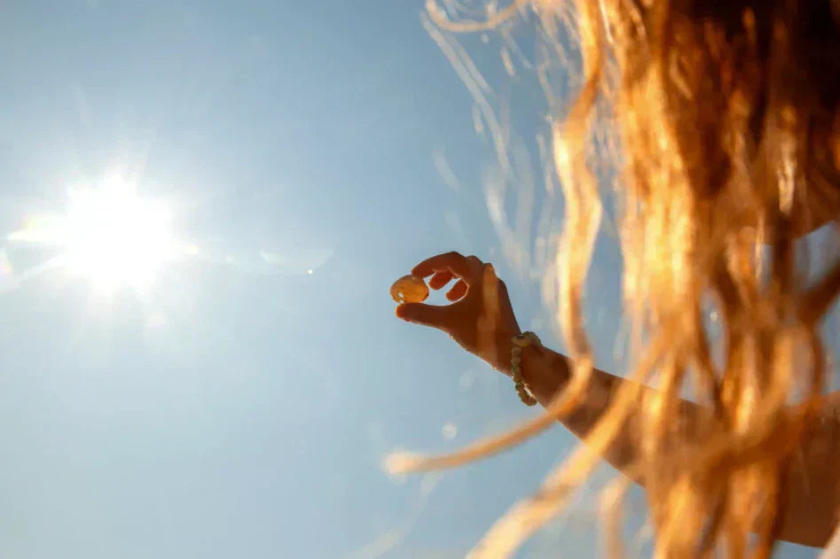 femme aux cheveux colorés en été au soleil