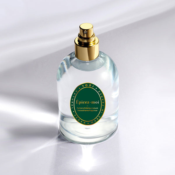Spray parfum d'intérieur Épicez-moi Yodi, flacon en verre dans la lumière