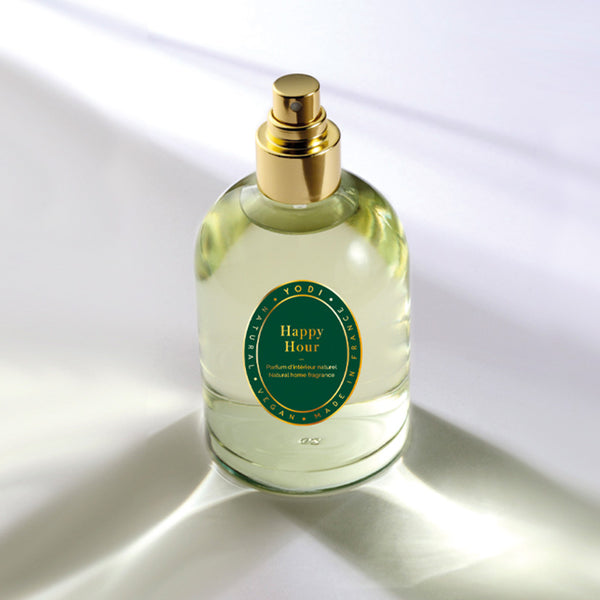 Spray parfum d'intérieur Happy Hour Yodi, flacon en verre dans la lumière