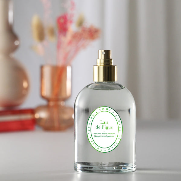 Spray parfum d'intérieur Lait de Figue Yodi posé près d'un vase de fleurs séchées