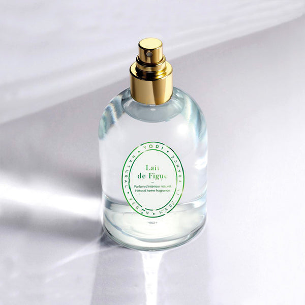 Spray parfum d'intérieur Lait de Figue Yodi, flacon en verre dans la lumière