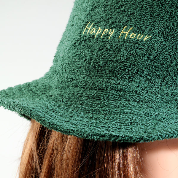 Bob Happy Hour Yodi en éponge verte porté, broderie Happy Hour