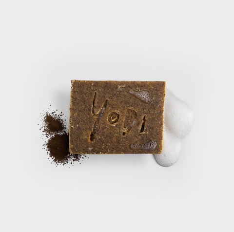 intense scrub soap with coffee grounds and foam on the side, for coffee oil exfoliation, 100% natural ingredients, yodi brand